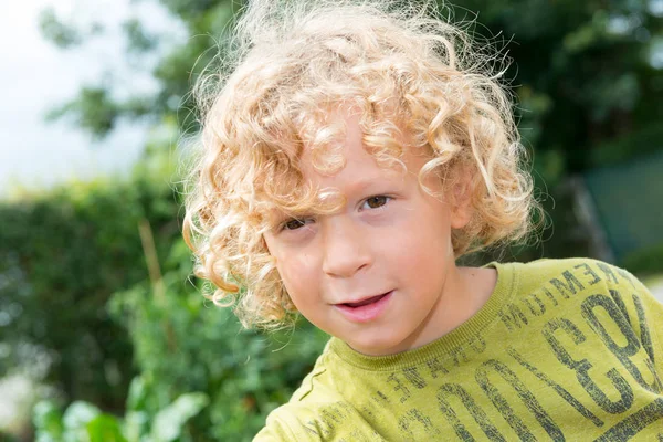 Porträt eines kleinen Jungen mit blonden und lockigen Haaren — Stockfoto