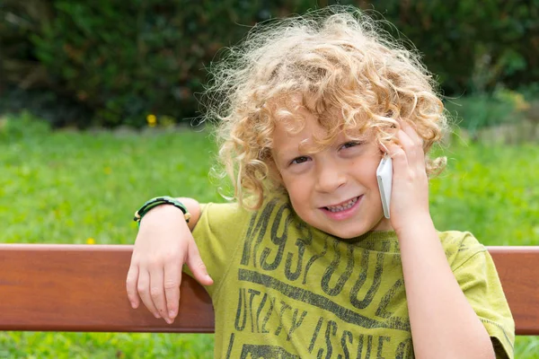 Sarışın çocuk bir smartphone kullanarak — Stok fotoğraf