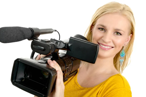 Bionda giovane donna con videocamera professionale, su bianco — Foto Stock