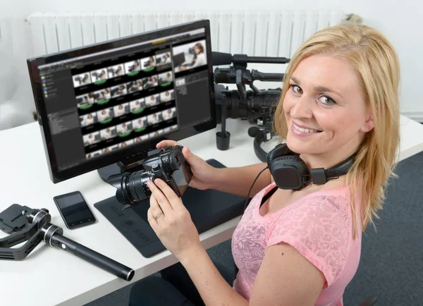 Блондинка молода жінка-фотограф, що працює з комп'ютером і графікою — стокове фото