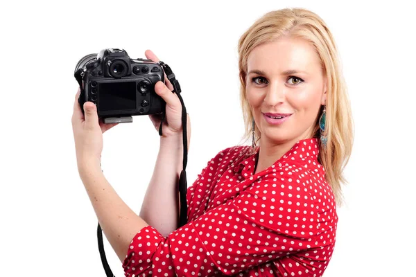 Vacker blond kvinna fotograf med kamera, på vitt — Stockfoto