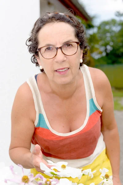 Retrato de uma mulher morena de meia-idade com óculos, outdoo — Fotografia de Stock