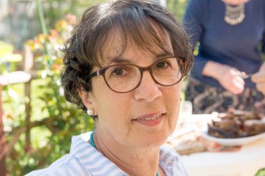 Gözlük, sıklıkta ile orta yaşlı bir esmer kadın portresi