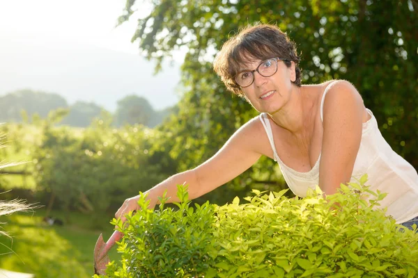 Portret van een middelbare leeftijd brunette vrouw met bril, outdoo — Stockfoto