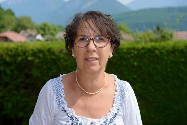 Retrato de una morena de mediana edad con gafas, outdoo —  Fotos de Stock