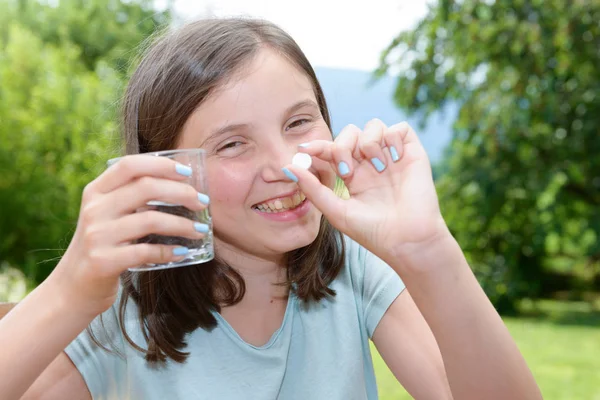 Süßes Mädchen Kind nimmt Pille mit Glas Wasser — Stockfoto