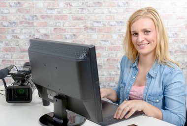 Tablet kullanarak bilgisayarda çalışan genç grafik tasarımcı