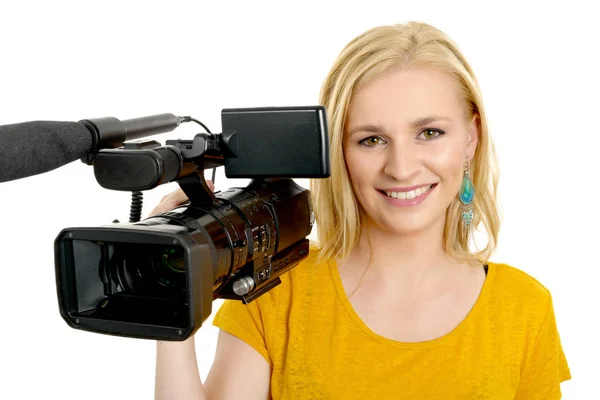 Blonde junge Frau mit professionellem Video-Camcorder, auf weiß — Stockfoto