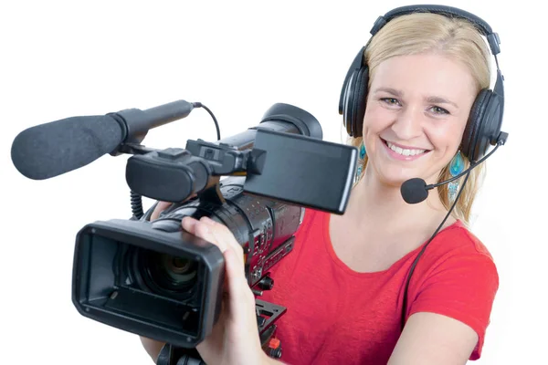 Giovane donna bionda con videocamera professionale, su bianco — Foto Stock