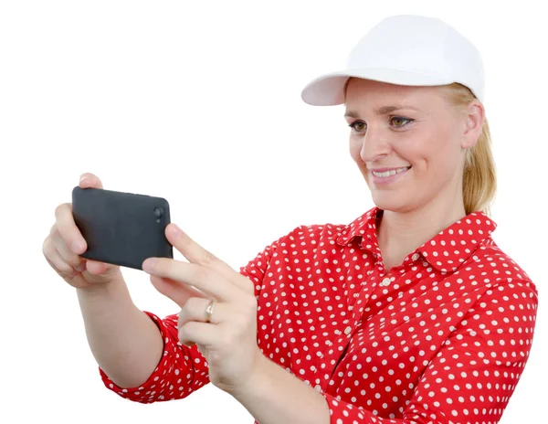 Mujer sonriente tomando fotos con la cámara del teléfono inteligente — Foto de Stock