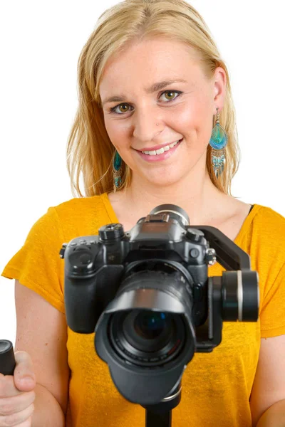 白地の着実なカムを使用して女性のビデオ撮影 — ストック写真