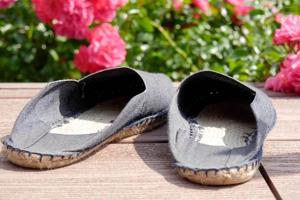 Paar slippers op het tuinterras — Stockfoto