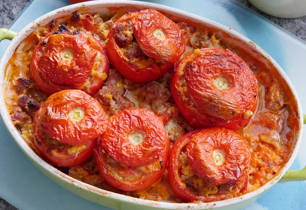 Pişmiş domates kıyma ile doldurulmuş