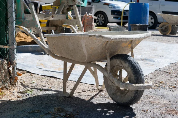 Bir inşaat sitesinde küçük el arabası — Stok fotoğraf