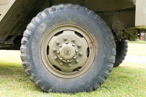 Primer plano de la rueda del vehículo militar — Foto de Stock