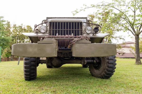 Nahaufnahme des Kühlergrills eines Militärfahrzeugs — Stockfoto