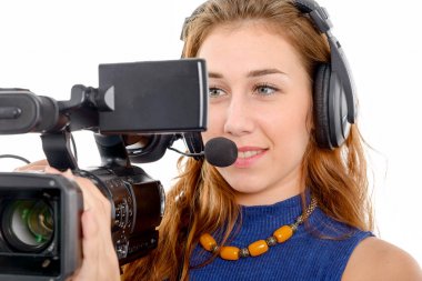 beyaz zemin üzerinde bir video kamera ile genç kadın