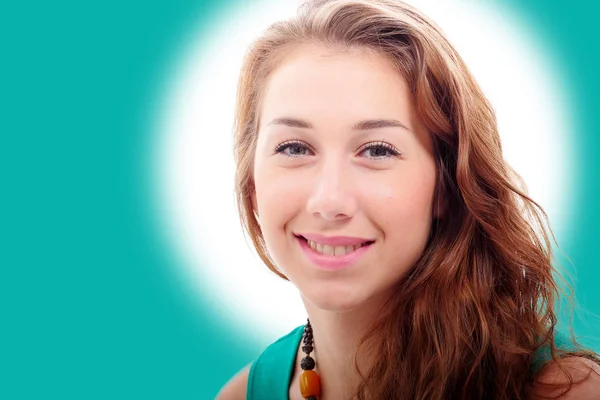 Retrato de una joven con una hermosa sonrisa —  Fotos de Stock