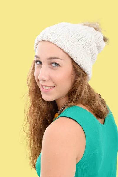 Mujer sonriente en ropa elegante informal verde, aislada en amarillo — Foto de Stock