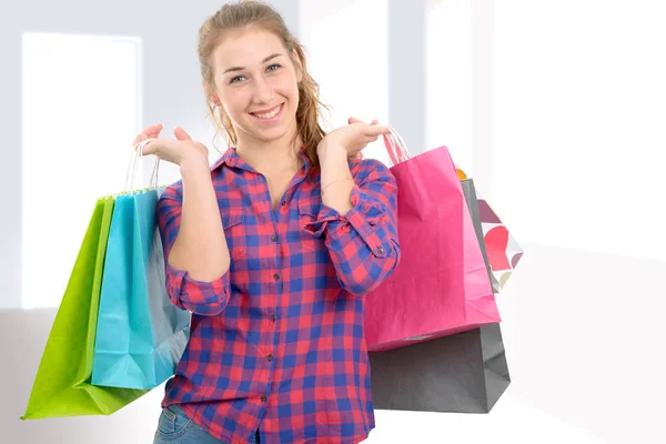 Mujer joven con muchas bolsas de compras — Foto de Stock