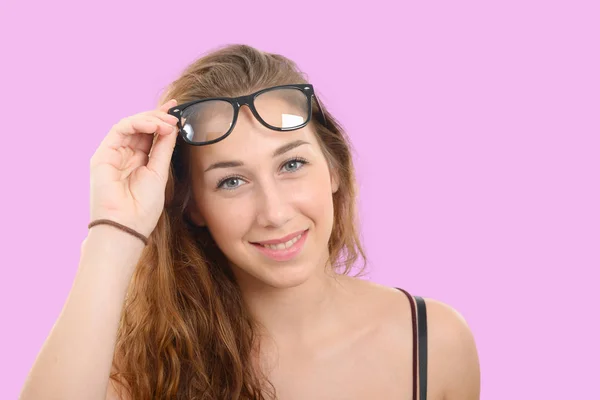 Sorridente giovane donna con occhiali neri — Foto Stock