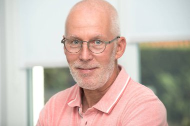  pembe gömlek ile kıdemli olgun adam