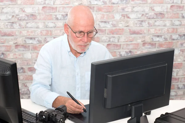 Homme travaillant sur sa tablette graphique — Photo