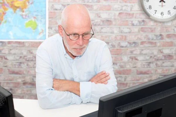 Businessman with glasses  using computer — Stock Photo, Image