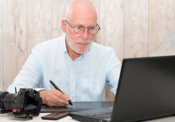 Hombre trabajando en su tableta gráfica — Foto de Stock