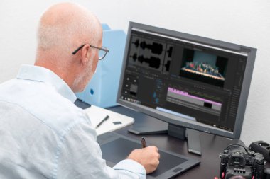 adam Tasarımcısı grafik tableti kullanarak düzenlemek için