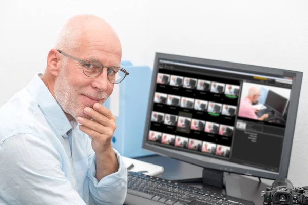 Fotógrafo con cámara en la oficina con ordenador —  Fotos de Stock