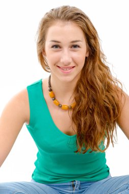 l oturan yeşil rahat akıllı giyim gülümseyen kadın geçti