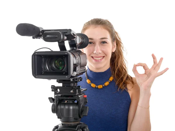 Młoda kobieta z kamerą wideo, gotowy do filmowania na biały tył — Zdjęcie stockowe