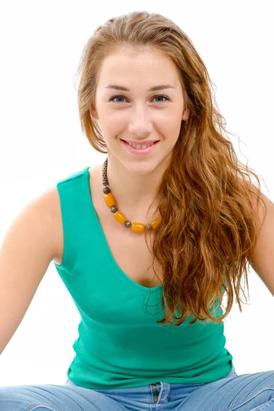 l oturan yeşil rahat akıllı giyim gülümseyen kadın geçti