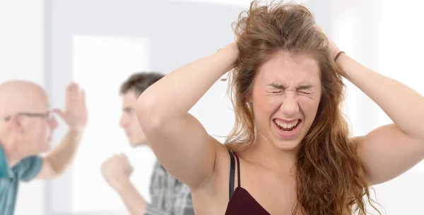 Frustrierte Frau zieht an den Haaren — Stockfoto
