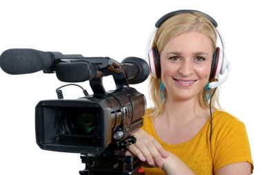 sarışın genç kadın beyaz üzerine profesyonel video kamera ile