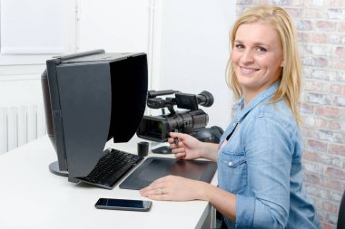 Tablet kullanarak bilgisayarda çalışan genç grafik tasarımcı