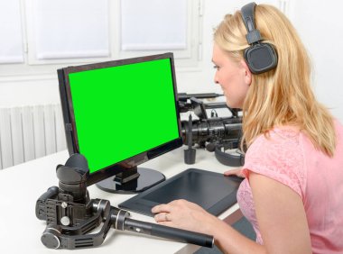 Tablet kullanarak bilgisayarda çalışan genç grafik tasarımcı