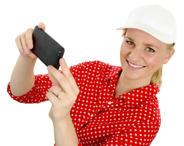 Mujer sonriente tomando fotos con la cámara del teléfono inteligente — Foto de Stock