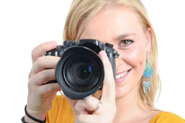 Hübsche blonde Fotografin mit Kamera, auf weiß — Stockfoto