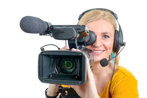 Wanita muda berambut pirang dengan video camcorder profesional, berwarna putih — Stok Foto