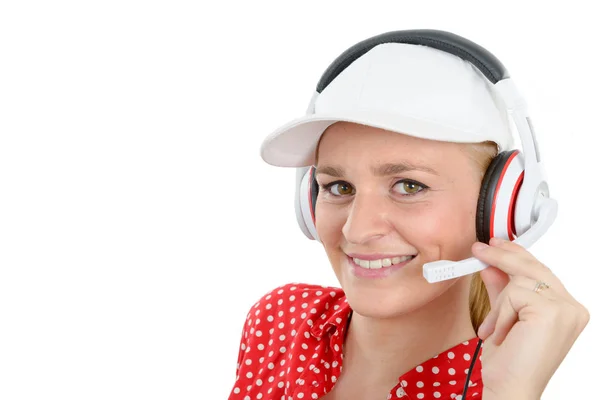 Blond młoda kobieta z zestawu słuchawkowego i white cap — Zdjęcie stockowe