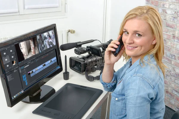 Giovane donna designer utilizzando il computer per il montaggio video — Foto Stock