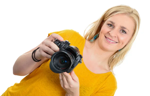 Hübsche blonde Fotografin mit Kamera, auf weiß — Stockfoto