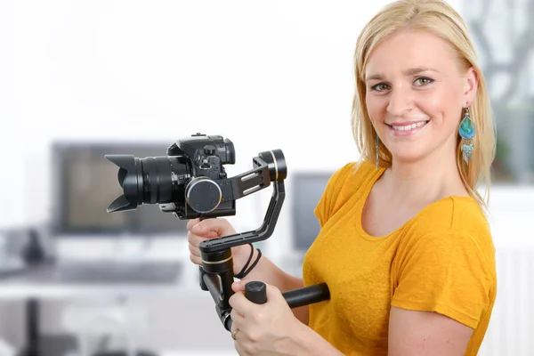 Mulher videógrafo usando constante cam — Fotografia de Stock