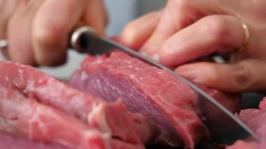 bir kesme tahtası closeup ham sığır eti kesme