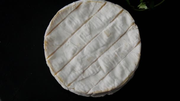 Queso camembert de Normandía, rotación — Vídeos de Stock