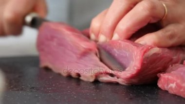 bir kesme tahtası closeup ham sığır eti kesme