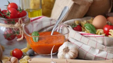 Yumurta ve domates soslu makarna