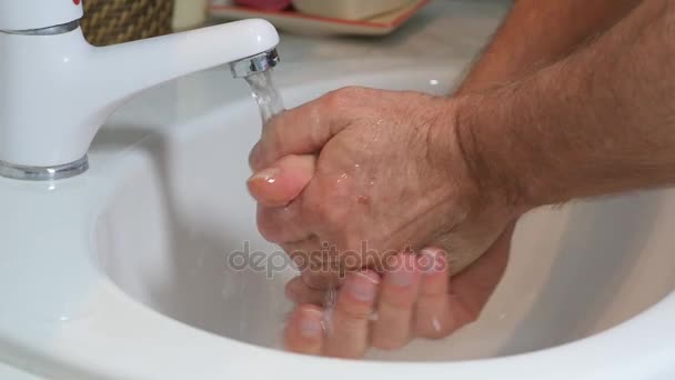 Мужчина моет мыльные руки в ванной — стоковое видео